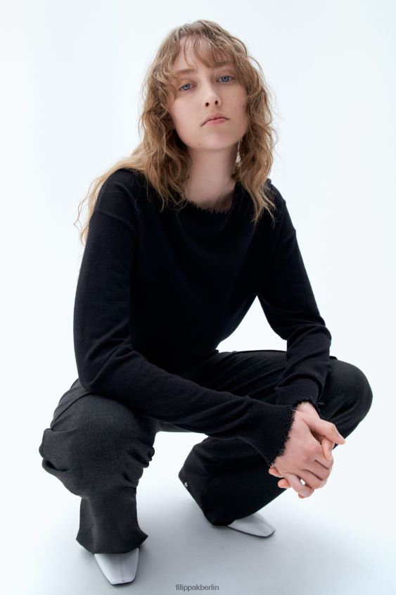 Filippa K L8HHT62 Bekleidung Schwarz Frauen Ausgefranstes Oberteil mit R-Ausschnitt