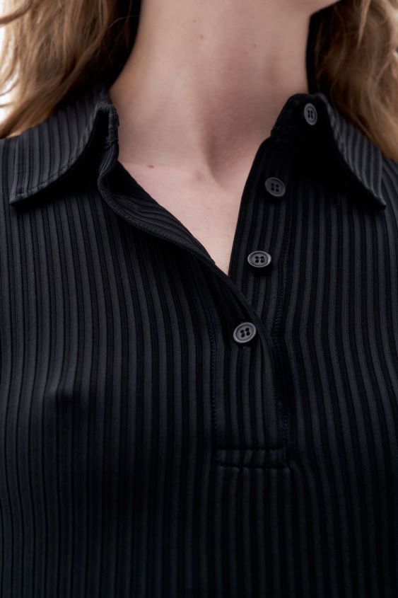 Filippa K L8HHT136 Bekleidung Schwarz Frauen Glänzendes Ripp-Polo mit Knöpfen