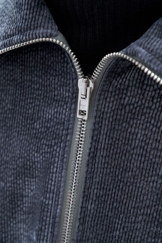 Filippa K L8HHT252 Bekleidung rauchgrün Männer Hemd mit Reißverschluss aus zerknittertem Cord