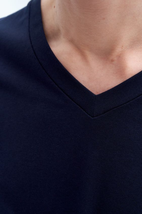 Filippa K L8HHT332 Bekleidung Marine Männer Stretch-T-Shirt mit V-Ausschnitt