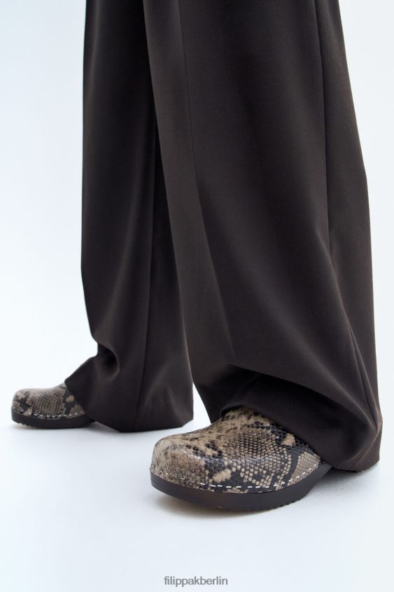 Filippa K x Swedish Hasbeens L8HHT451 Schuhe bedruckte Nougat-Schlange unisex Clog mit Rückenriemen